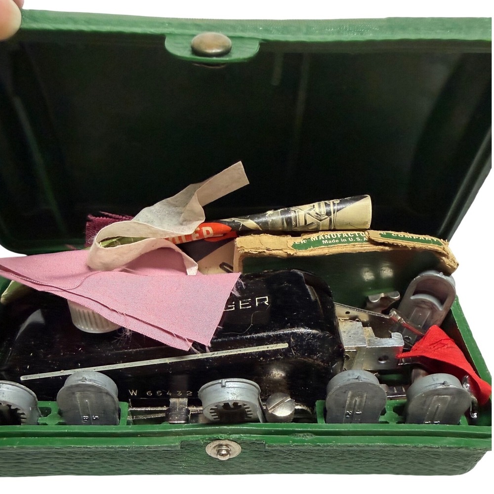 Vintage Singer Automatic Buttonholer Attachment Set Green CaseTemplates untested - Picture 5 of 10